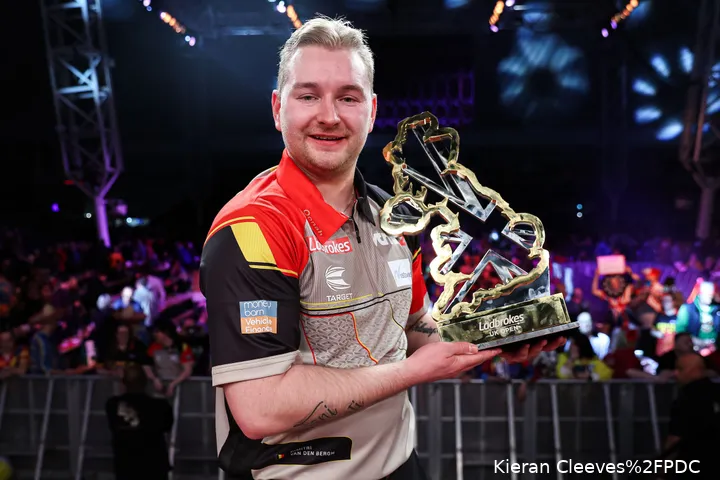 Van den Bergh posiert mit der UK Open-Trophäe