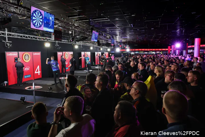 Eine riesige Zuschauermenge um Boards 3 bis 8 bei den UK Open