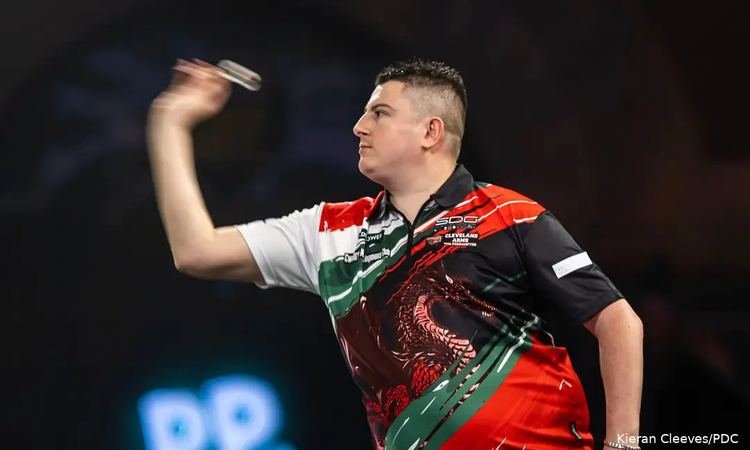 Nick Kenny throwing the dart