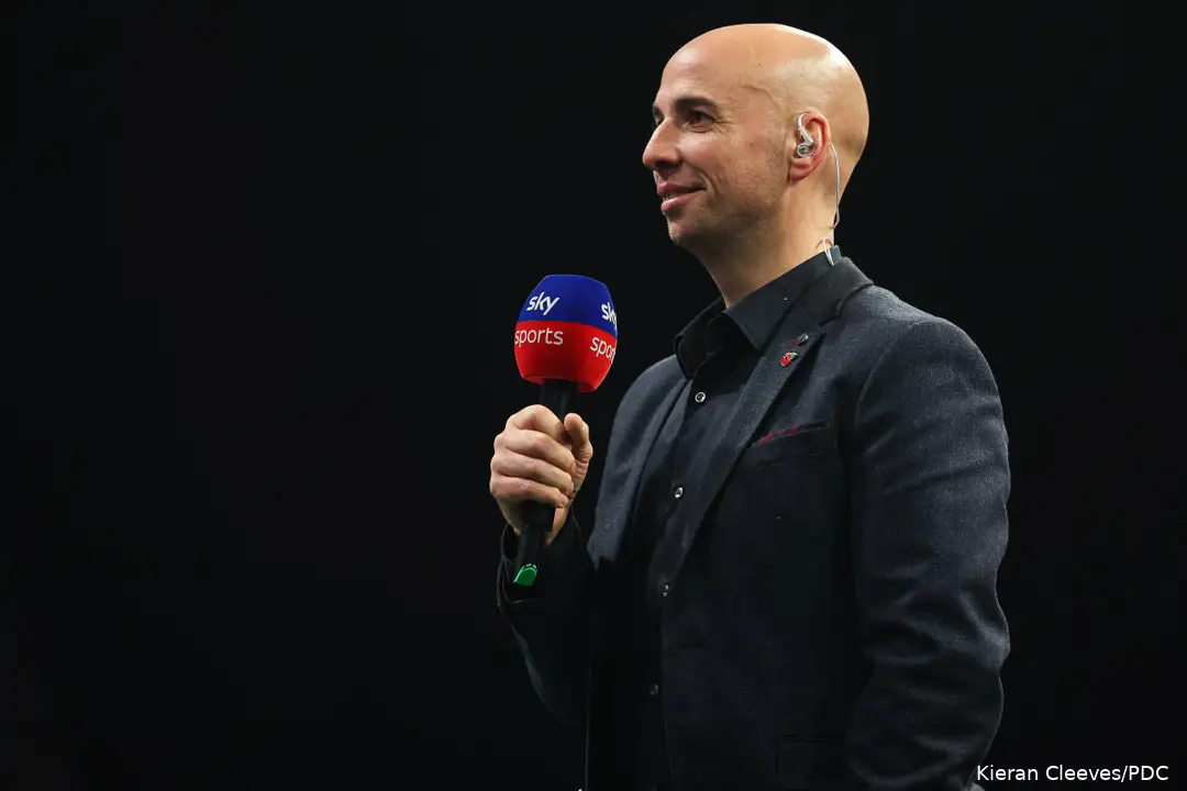 Lewis Jones holds microphone about to call on players to the oche.