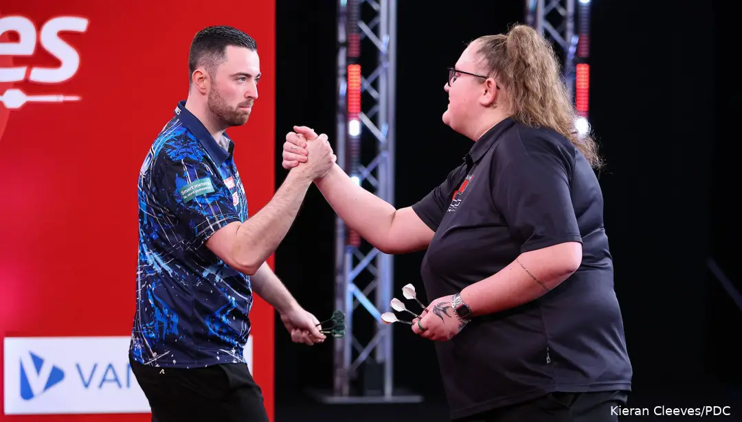 Luke Humphries und Beau Greaves geben sich die Hand