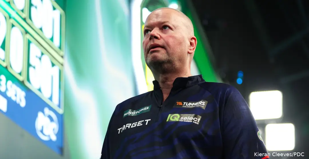 Raymond van Barneveld blickt in die Ferne.