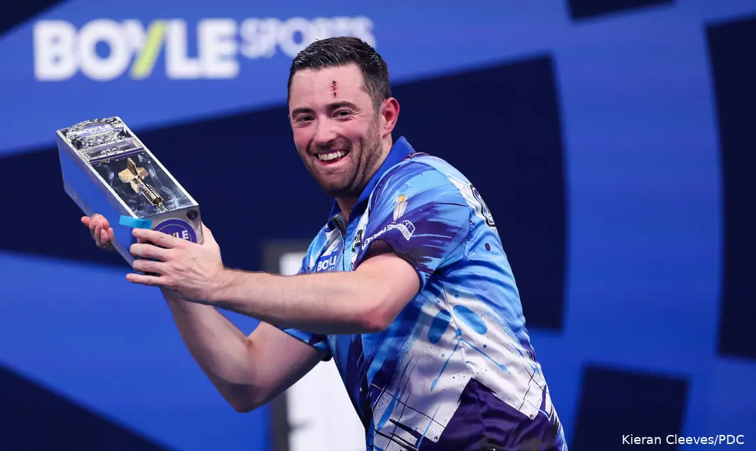 Luke Humphries mit der World-Grand-Prix-Trophäe.