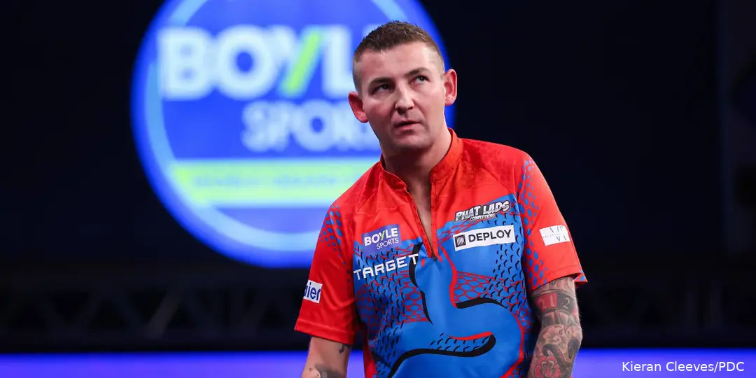 Nathan Aspinall blickt genervt.