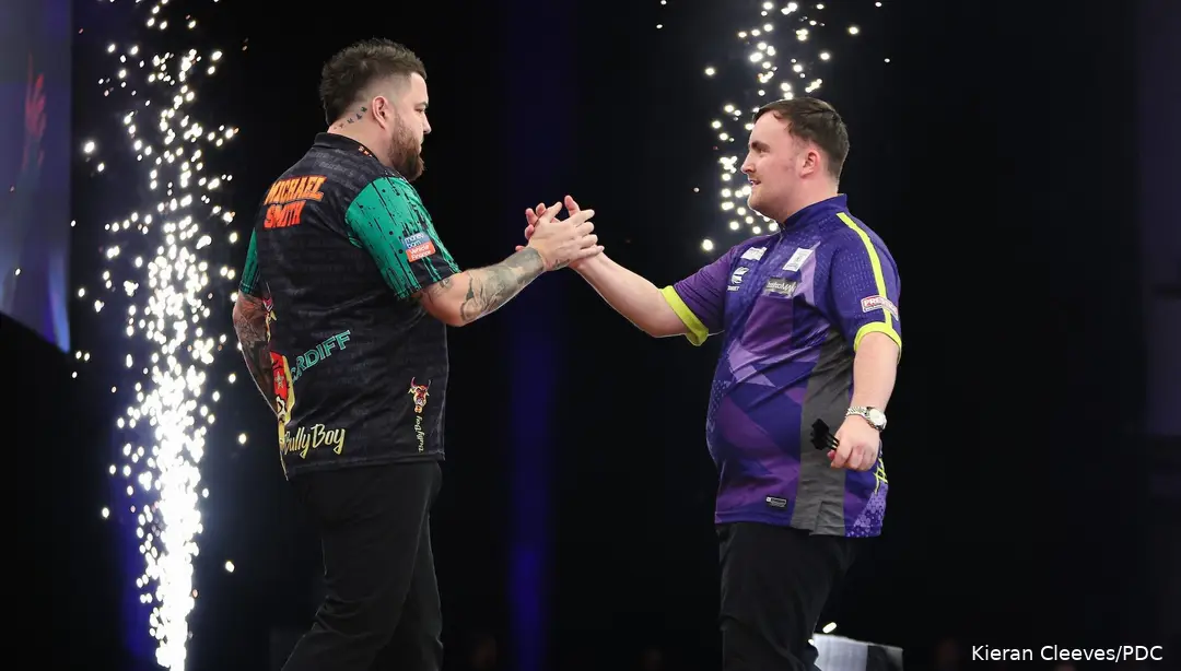 Michael Smith en Luke Littler gaat in de eerste halve finale strijden om een plek in de finale van de Premier League Darts