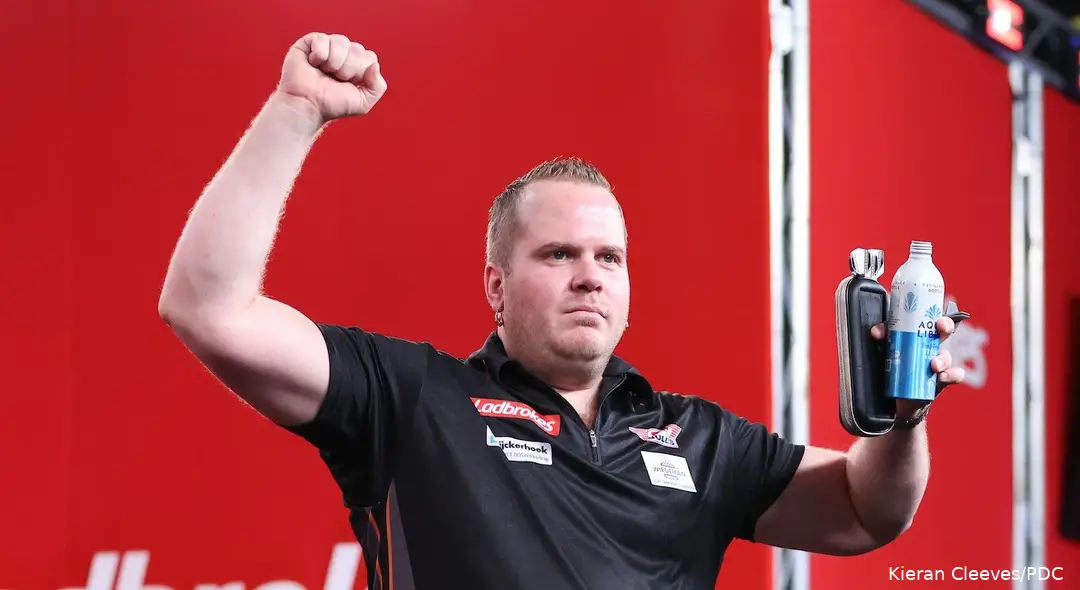 Dirk van Duijvenbode strijdt tegen Madars Razma voor een plek in de derde ronde op het WK Darts