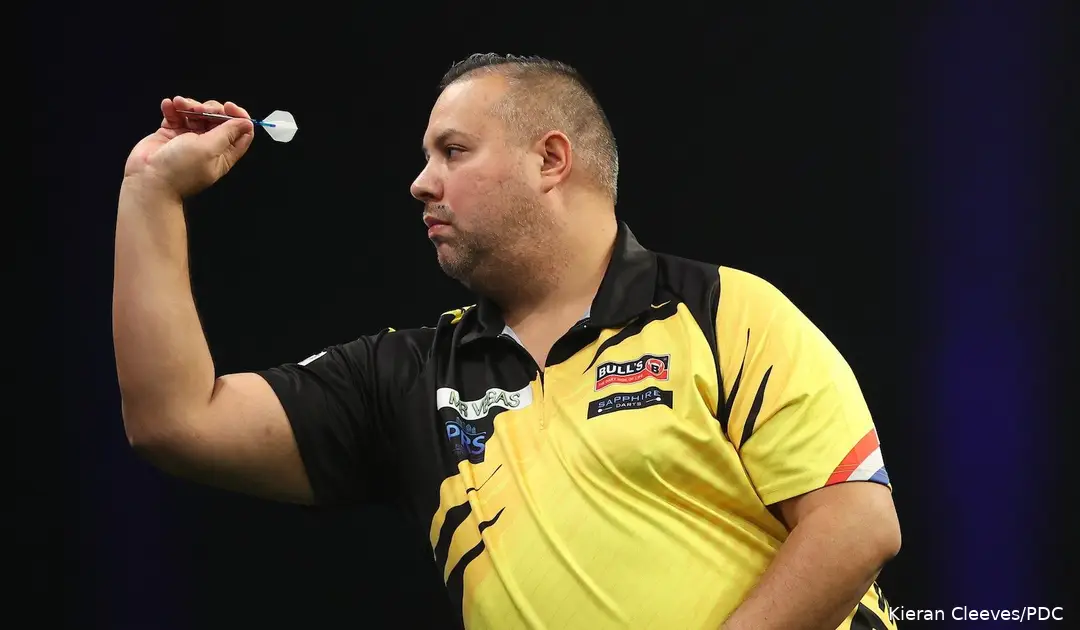 Jermaine Wattimena is de eerste Nederlander die in actie komt op het WK Darts 2025