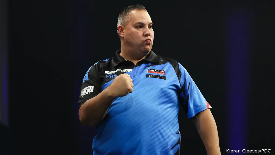 Jermaine Wattimena neemt het zaterdagavond op tegen Luke Littler in de halve finale van de Grand Slam of Darts