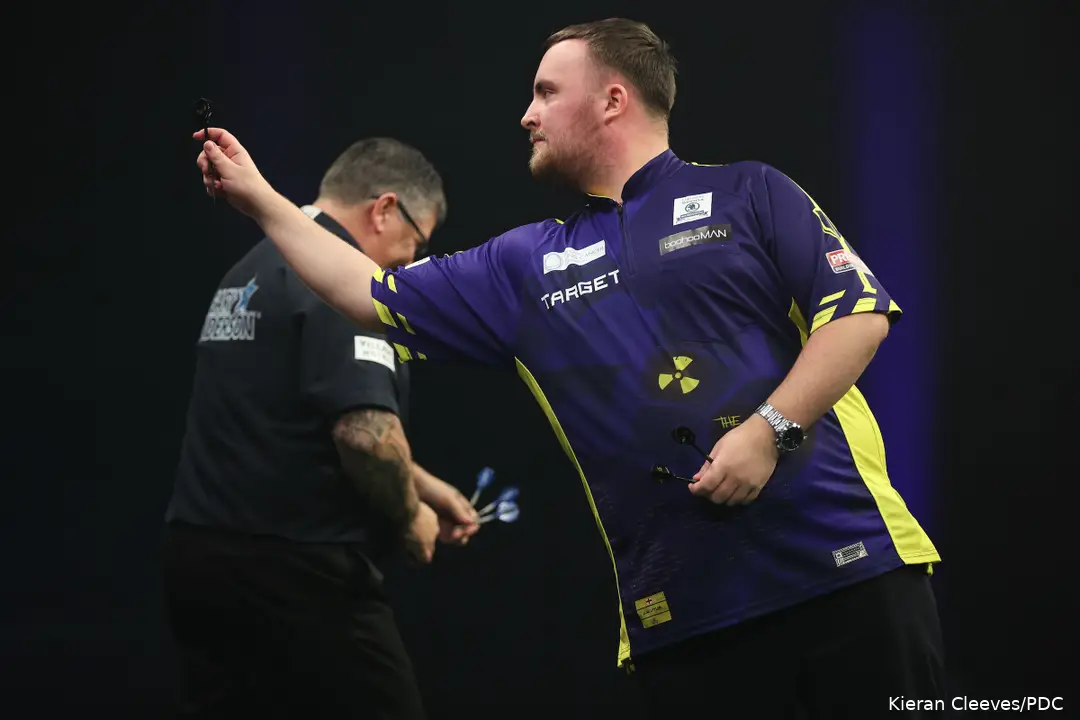 Luke Littler tijdens zijn halve finale tegen Gary Anderson