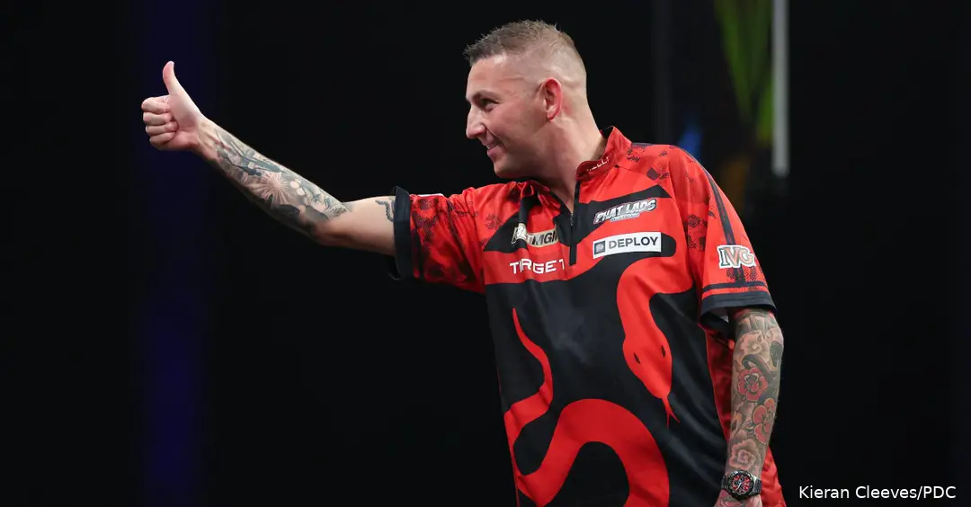 Nathan Aspinall steekt zijn duim op