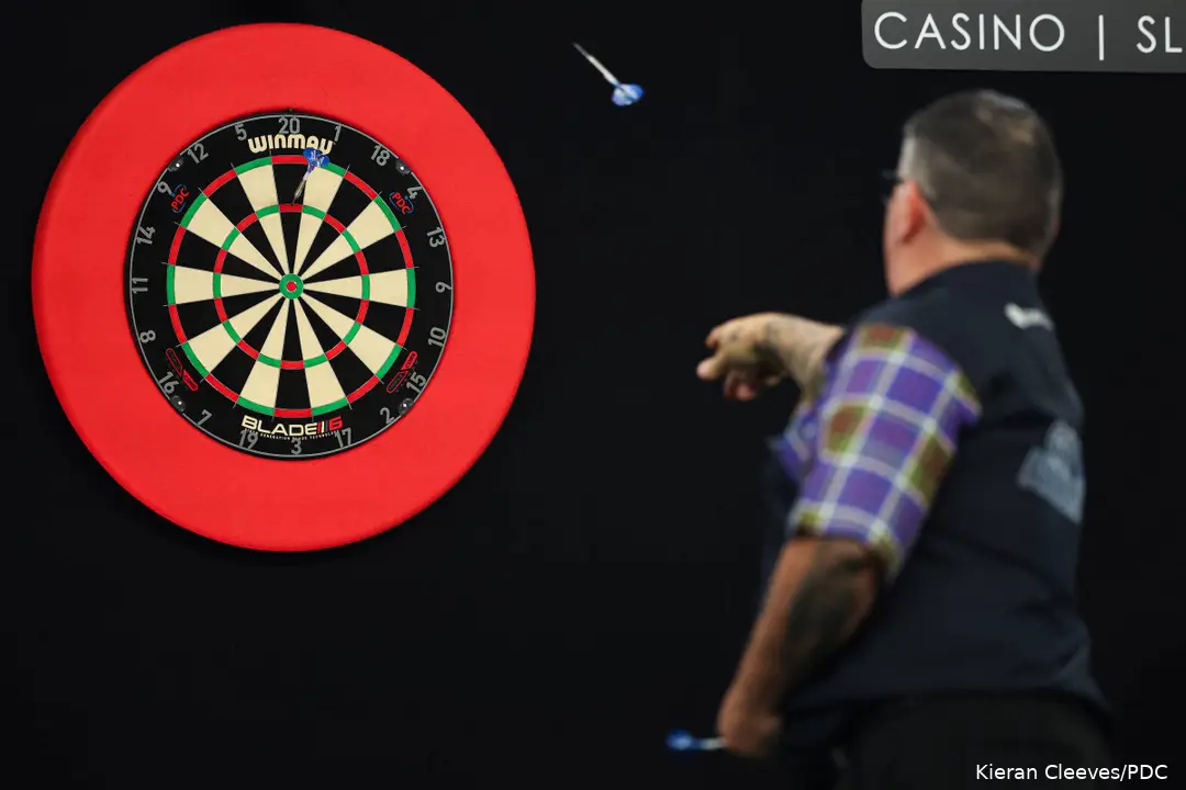 Gary Anderson gooit zijn pijl naar het bord
