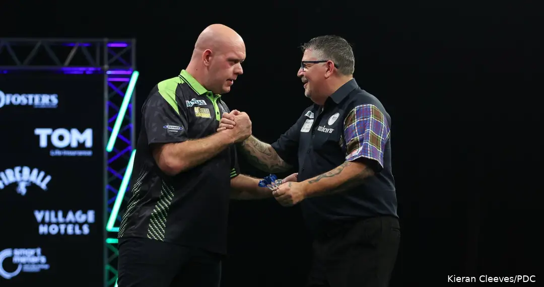 Michael van Gerwen en Gary Anderson schudden elkaar de hand