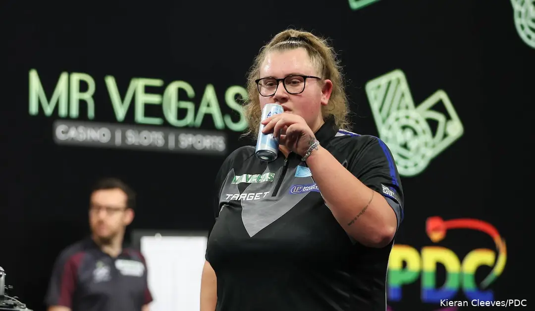 Beau Greaves neemt een slok van haar water.