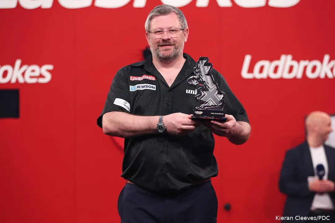 James Wade poseert met zijn trofee voor de runner-up op de UK Open.