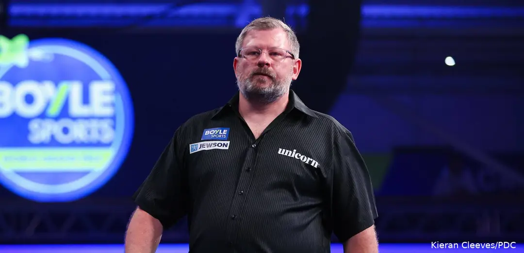 James Wade staart in de verte.