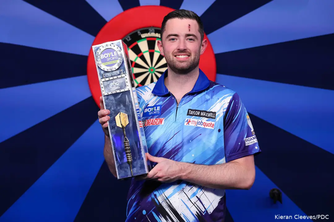 Luke Humphries glimlacht met de titel van de World Grand Prix in zijn handen