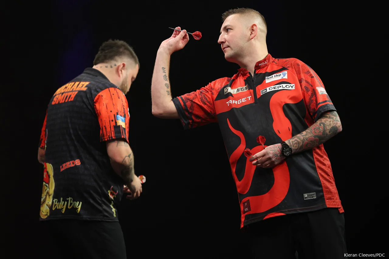 Nathan Aspinall und Michael Smith bei der Premier League Darts 2024&lt;br&gt;