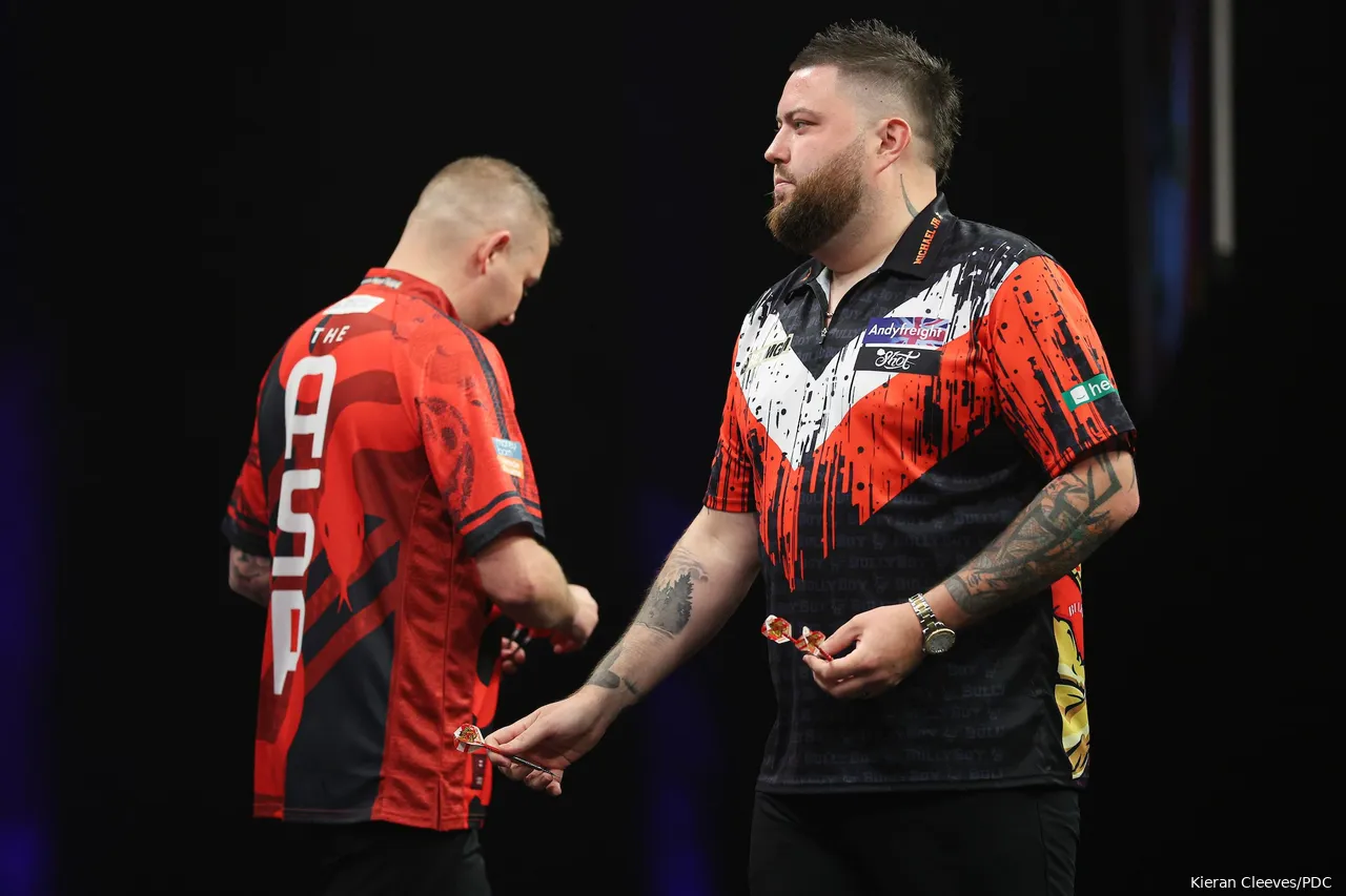 Nathan Aspinall en Michael Smith gaan donderdagavond onderling uitvechten wie zich plaatst voor de play-offs van de Premier League Darts