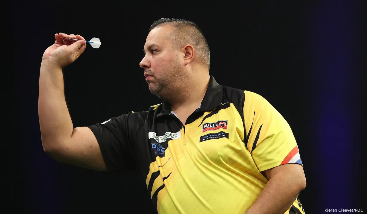 Jermaine Wattimena is de eerste Nederlander die in actie komt op het WK Darts 2025