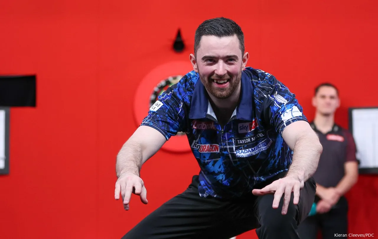 Luke Humphries neemt het in zijn openingswedstrijd op het WK Darts 2025 op tegen Thibault Tricole of Joe Comito