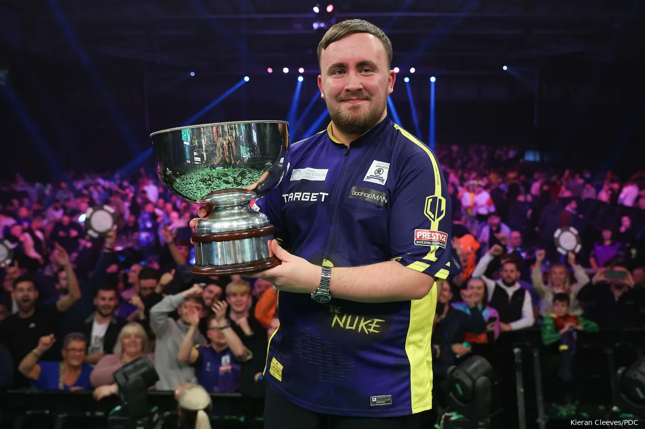 Luke Littler poseert trots met zijn Grand Slam-trofee