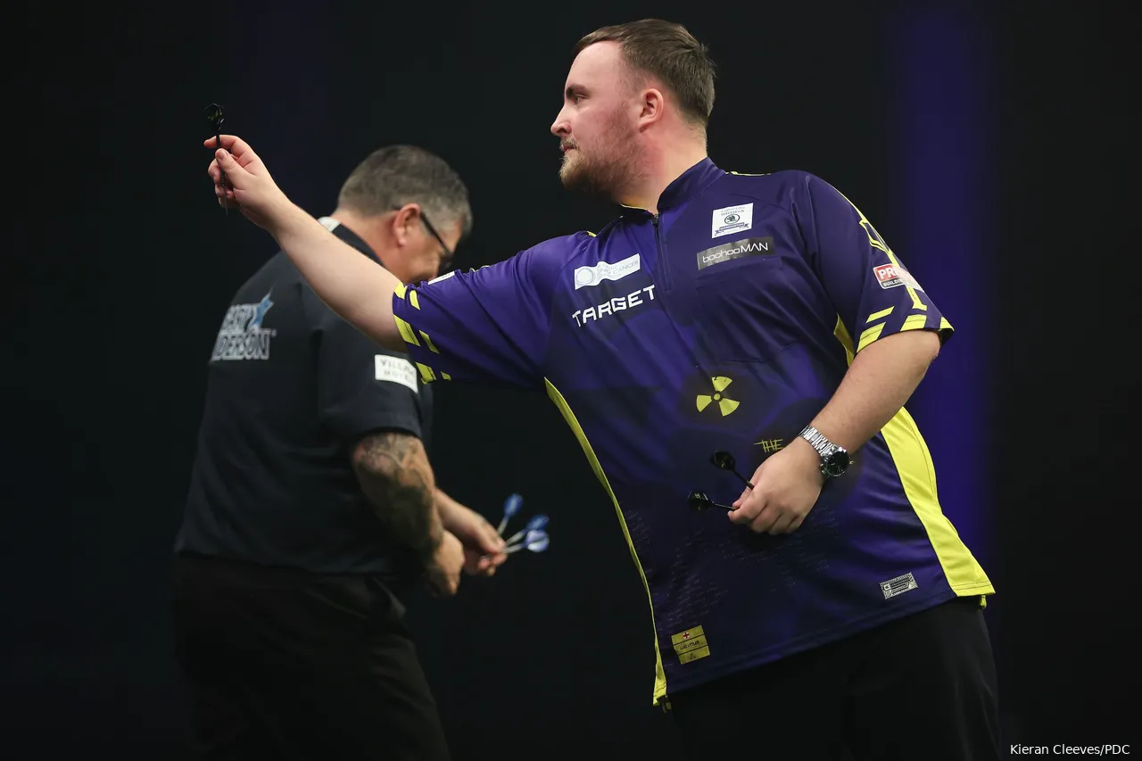 Luke Littler tijdens zijn halve finale tegen Gary Anderson