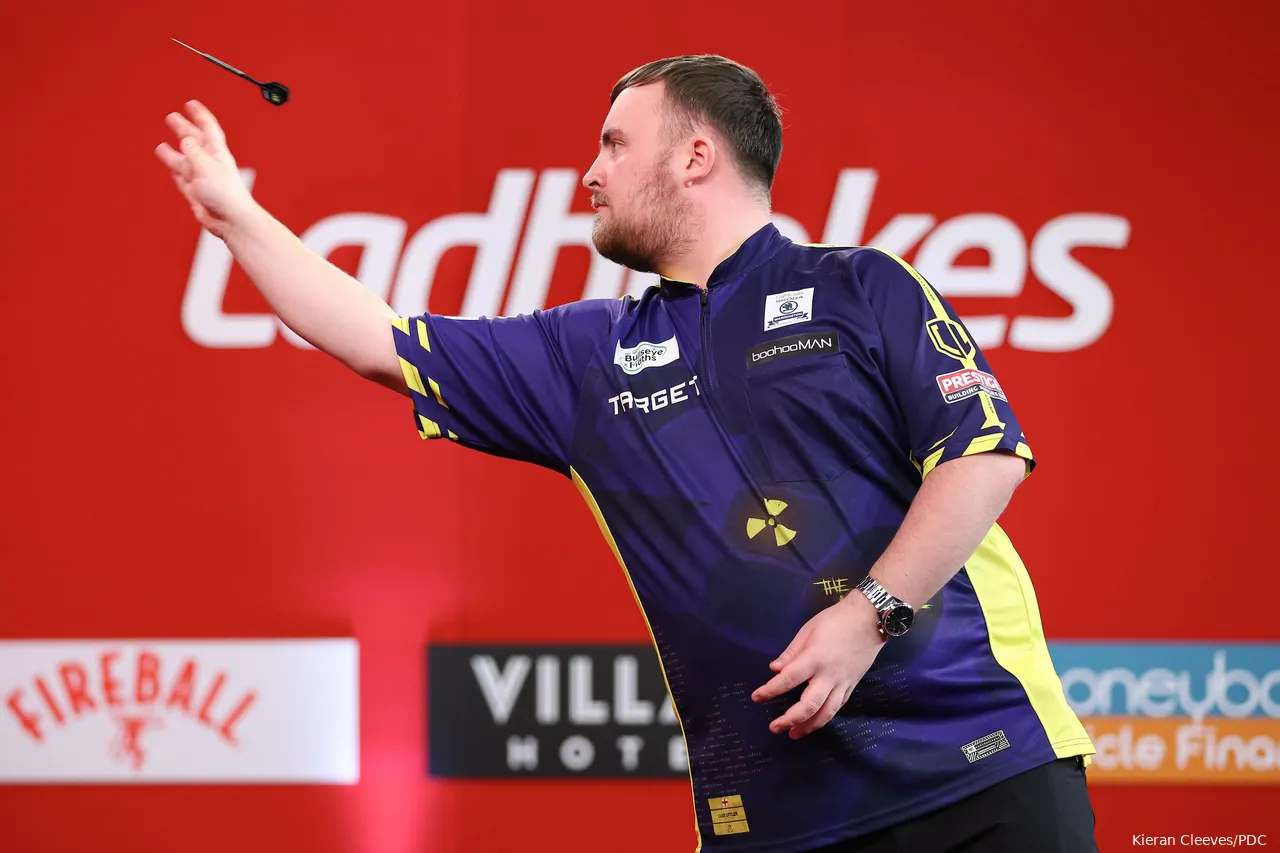 Luke Littler in actie op de voorbije Players Championship Finals