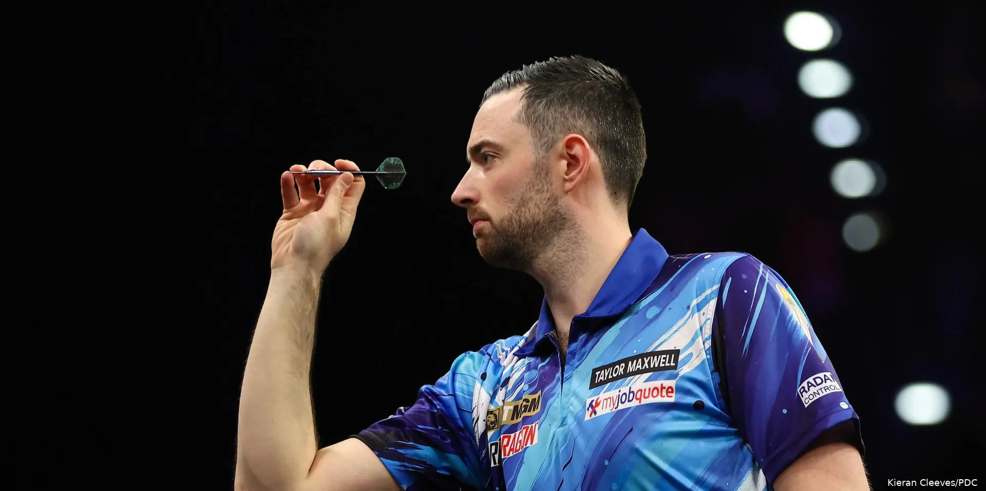 Luke Humphries throws dart.