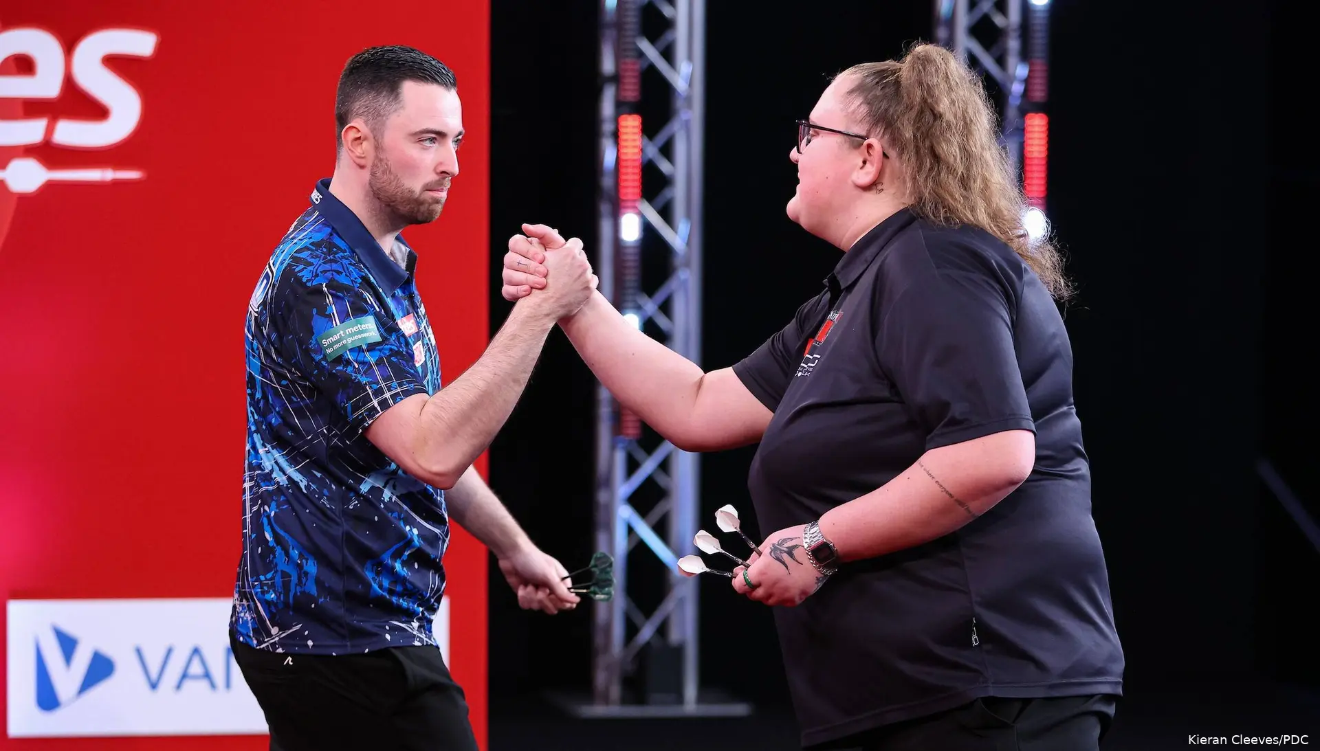 Luke Humphries und Beau Greaves geben sich die Hand