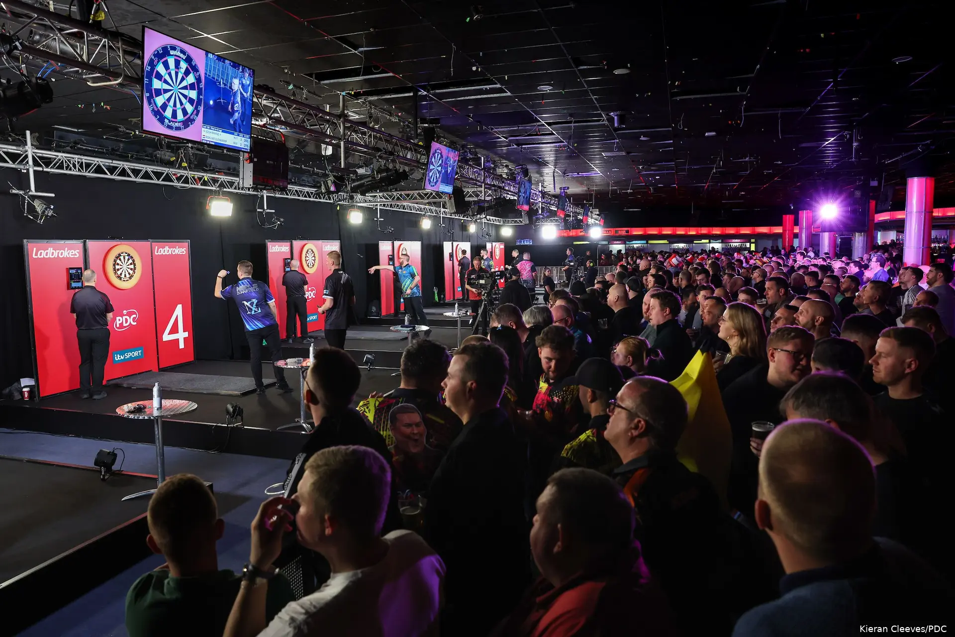 Een enorme menigte bij de banen 3 t/m 8 op de UK Open