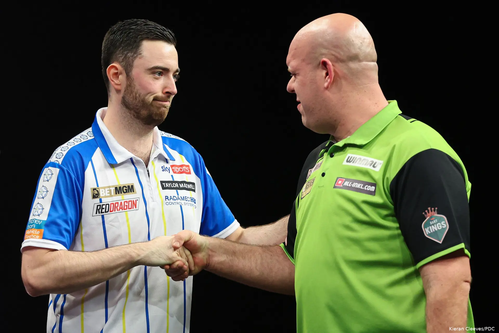 Luke Humphries &amp; Michael van Gerwen schudden elkaar de hand