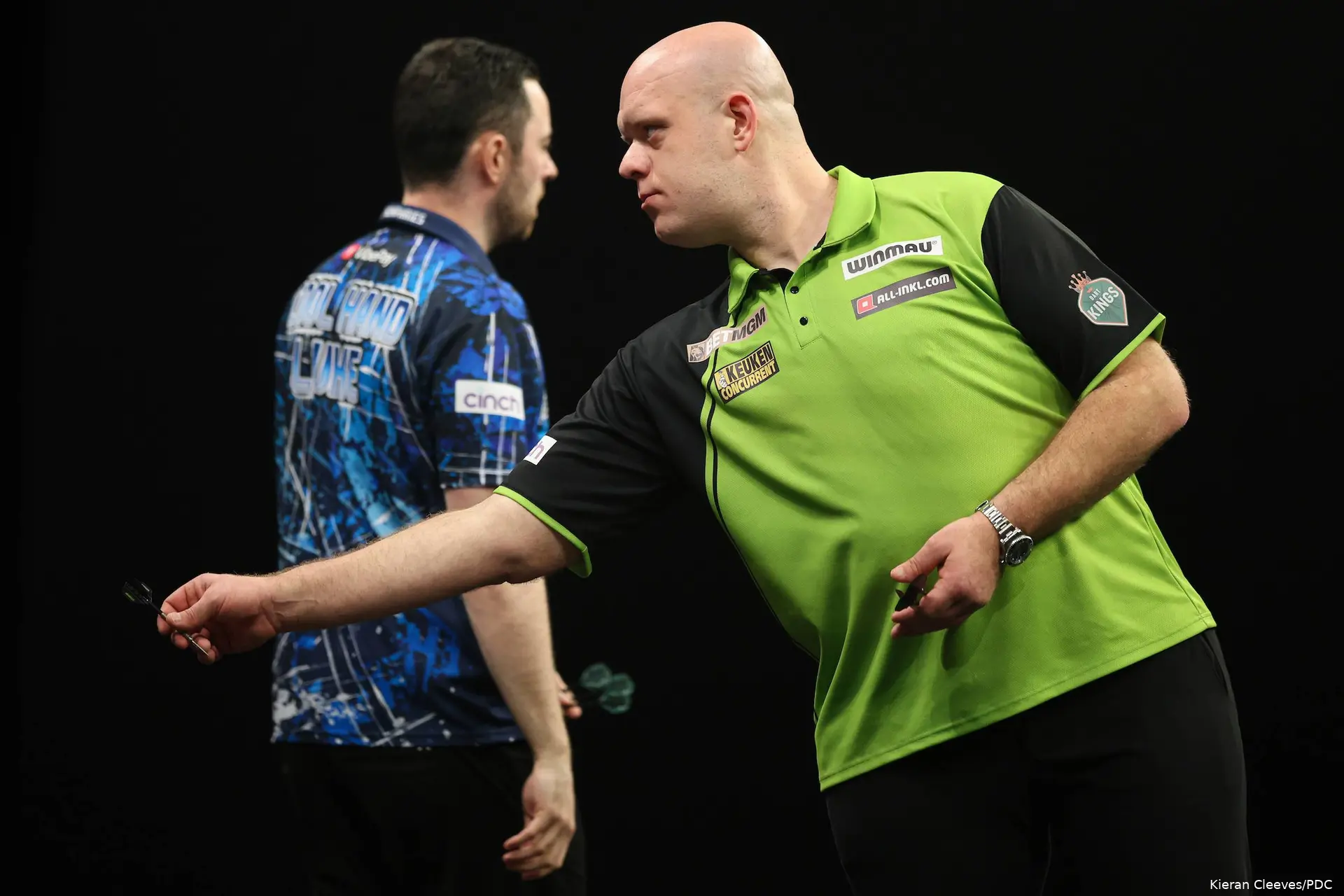 Michael van Gerwen legt aan om zijn dartpijl te gooien