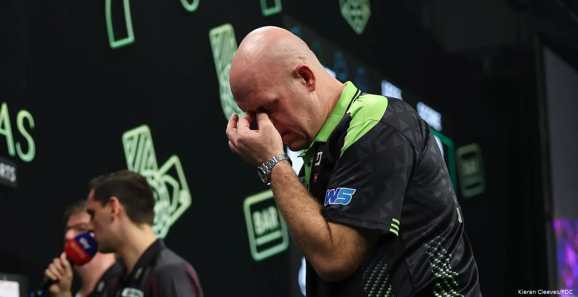 Van Gerwen baalt zichtbaar.