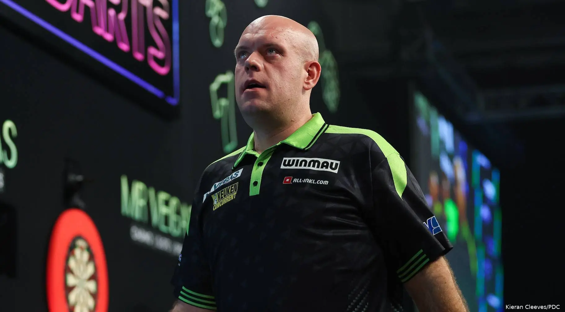 Michael van Gerwen staart in de verte op het WK Darts Podium