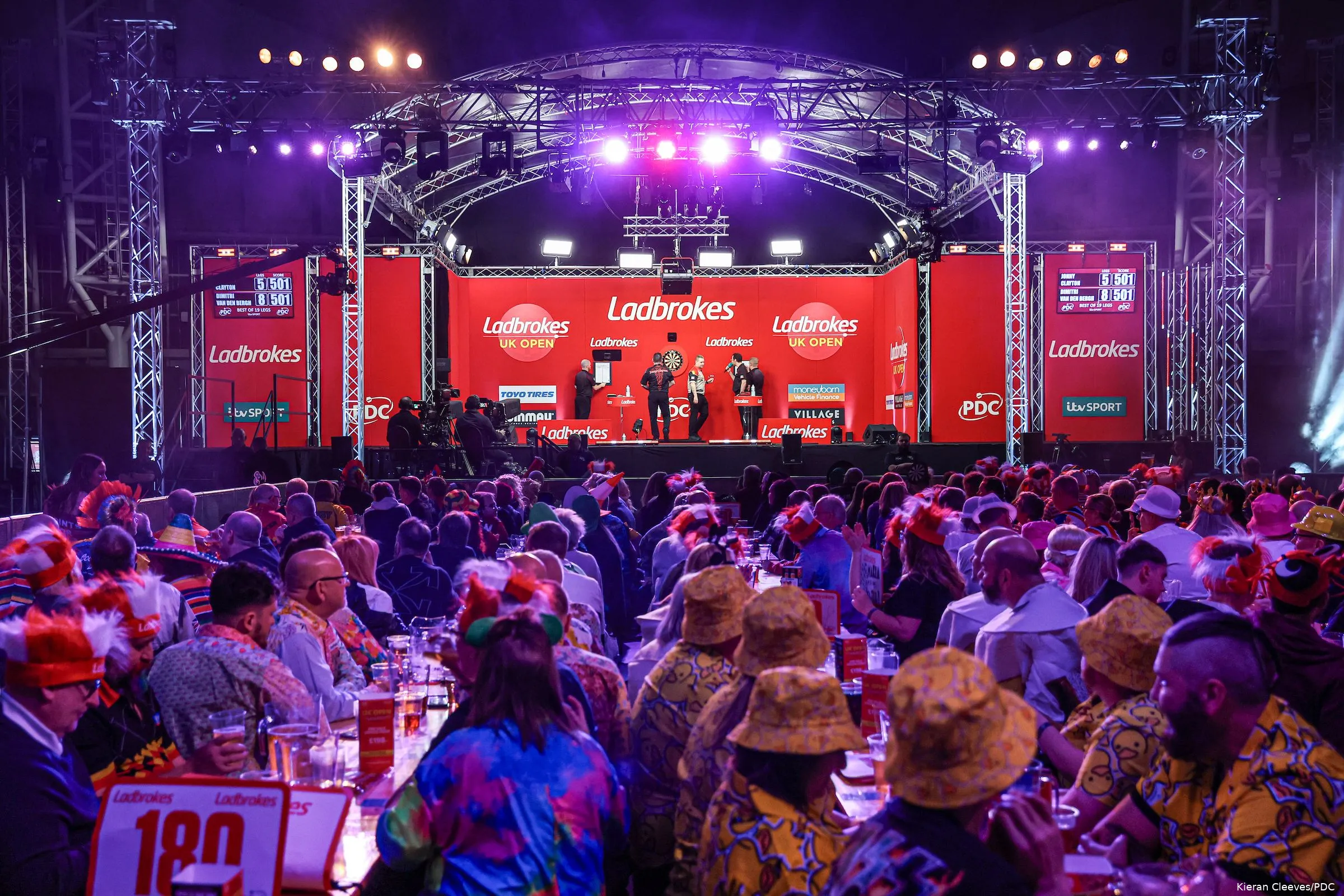 2024ukopenr6 main stage crowd02