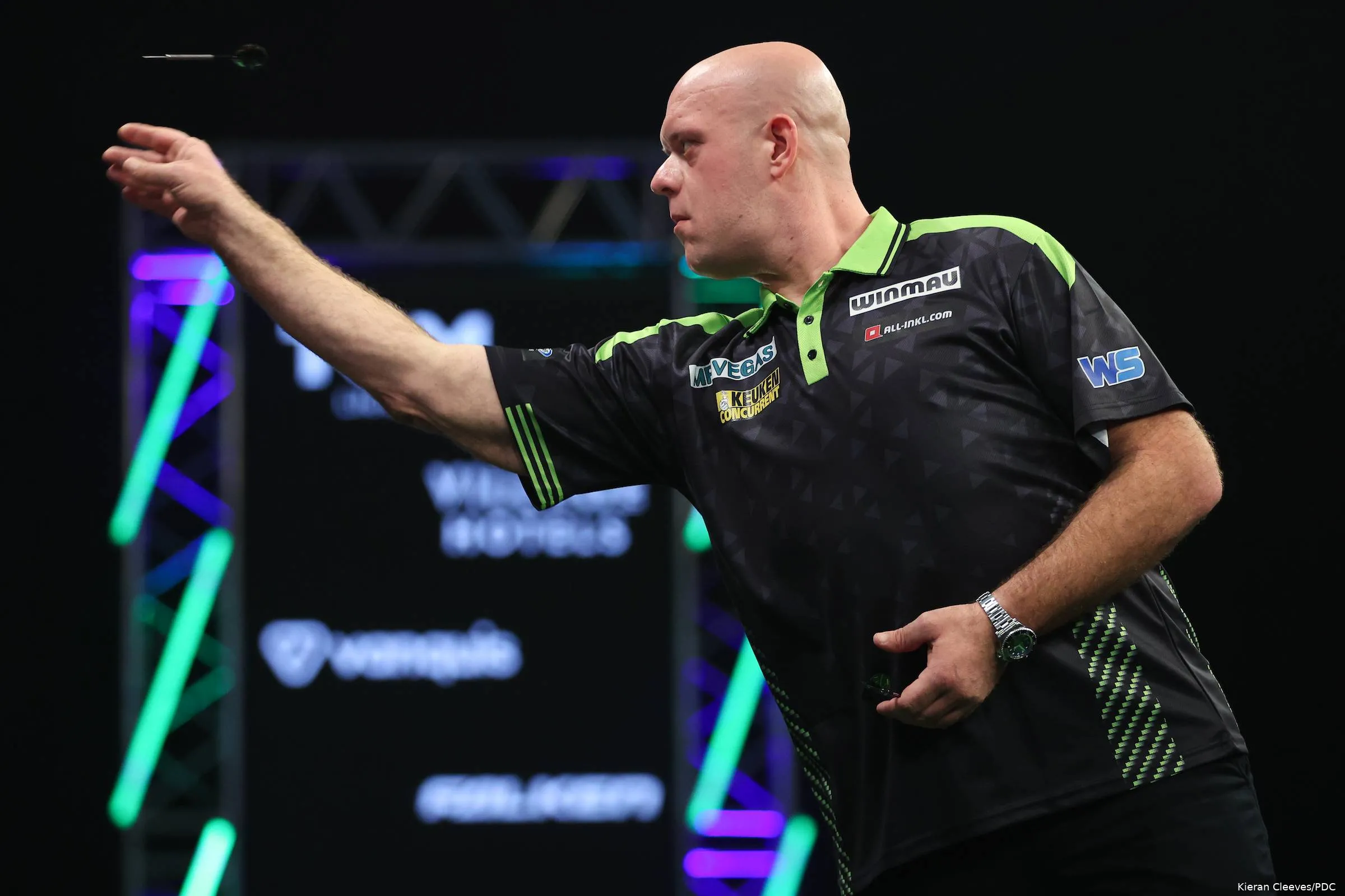 Michael van Gerwen gooit zijn pijl naar het dartbord