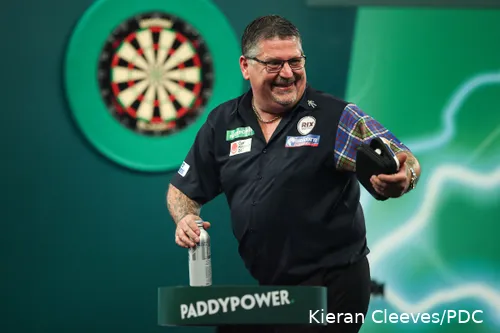 Gary Anderson mit breitem Lächeln auf der PDC Bühne&amp;amp;amp;amp;lt;br&amp;amp;amp;amp;gt;