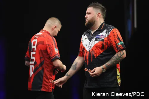 Nathan Aspinall und Michael Smith werden am Donnerstagabend gegeneinander antreten, um zu sehen, wer sich für die Play-offs der Premier League Darts qualifiziert.