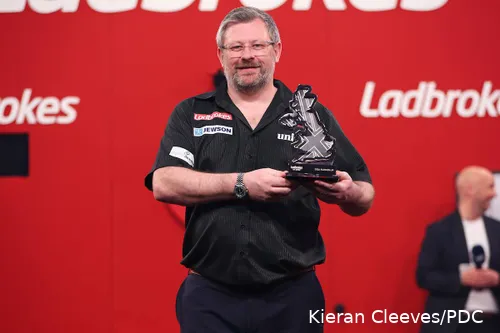 James Wade posiert mit seiner Trophäe für den Runner-up bei den UK Open.