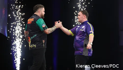 Michael Smith en Luke Littler gaat in de eerste halve finale strijden om een plek in de finale van de Premier League Darts