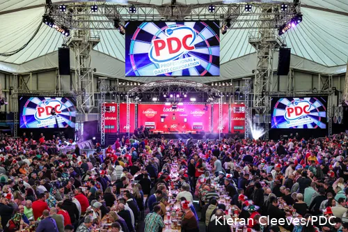 2024ukopenqf main stage crowd03