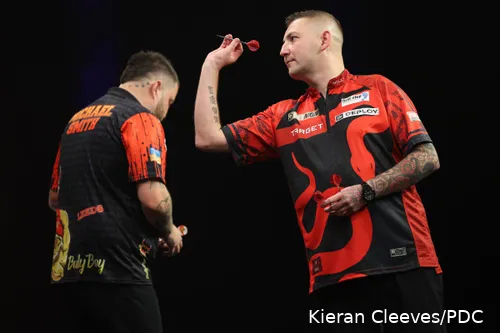 Nathan Aspinall en Michael Smith troffen elkaar vorige week ook in Leeds. Toen ging de overwinning met 6-3 naar 'Bullyboy'...