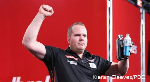 Dirk van Duijvenbode strijdt tegen Madars Razma voor een plek in de derde ronde op het WK Darts