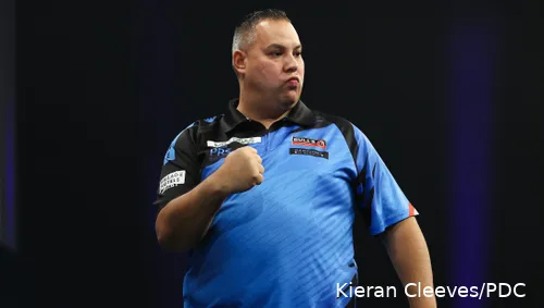 Jermaine Wattimena neemt het zaterdagavond op tegen Luke Littler in de halve finale van de Grand Slam of Darts