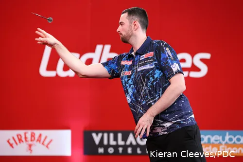 Luke Humphries in actie op de Players Championship Finals