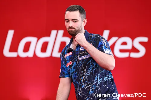 Luke Humphries is nog drie zeges verwijderd van titelprolongatie op de Players Championship Finals