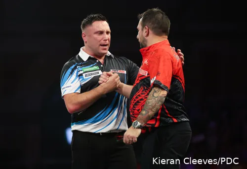 Gerwyn Price &amp; Jonny Clayton schudden elkaar de hand op het podium.