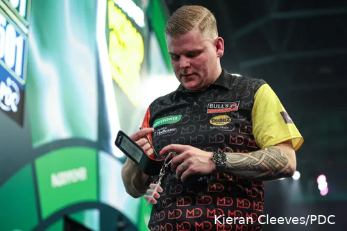 Mike De Decker kijkt beteuterd naar zijn pijlen.