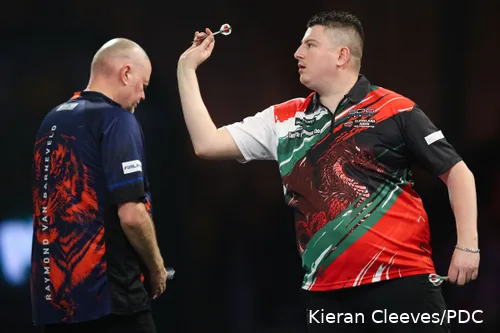 Nick Kenny legt aan om zijn dartpijl naar het dartbord te gooien