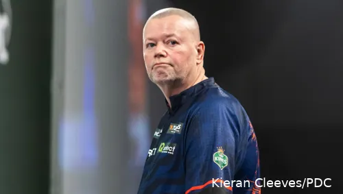 Raymond van Barneveld moest meteen afdruipen op het WK Darts